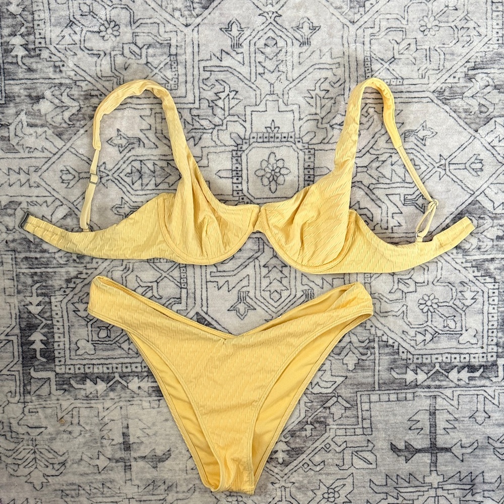 Abercrombie & Fitch Yellow Ribbed Underwire Bikini Set- small/medium bottom